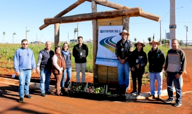 Hortaliças implantadas pela Emater/RS-Ascar na Exporural são doadas ao Lar do Idoso