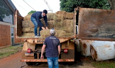 Agricultores do Noroeste gaúcho doam mais de 50 toneladas de feno à região Central