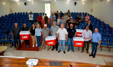 Pescadores Artesanais de Pirapó e Porto Lucena recebem caixas isotérmicas do Programa Refrigerar