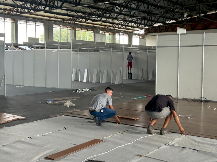 Expositores da Fenasoja intensificam a montagem das estruturas