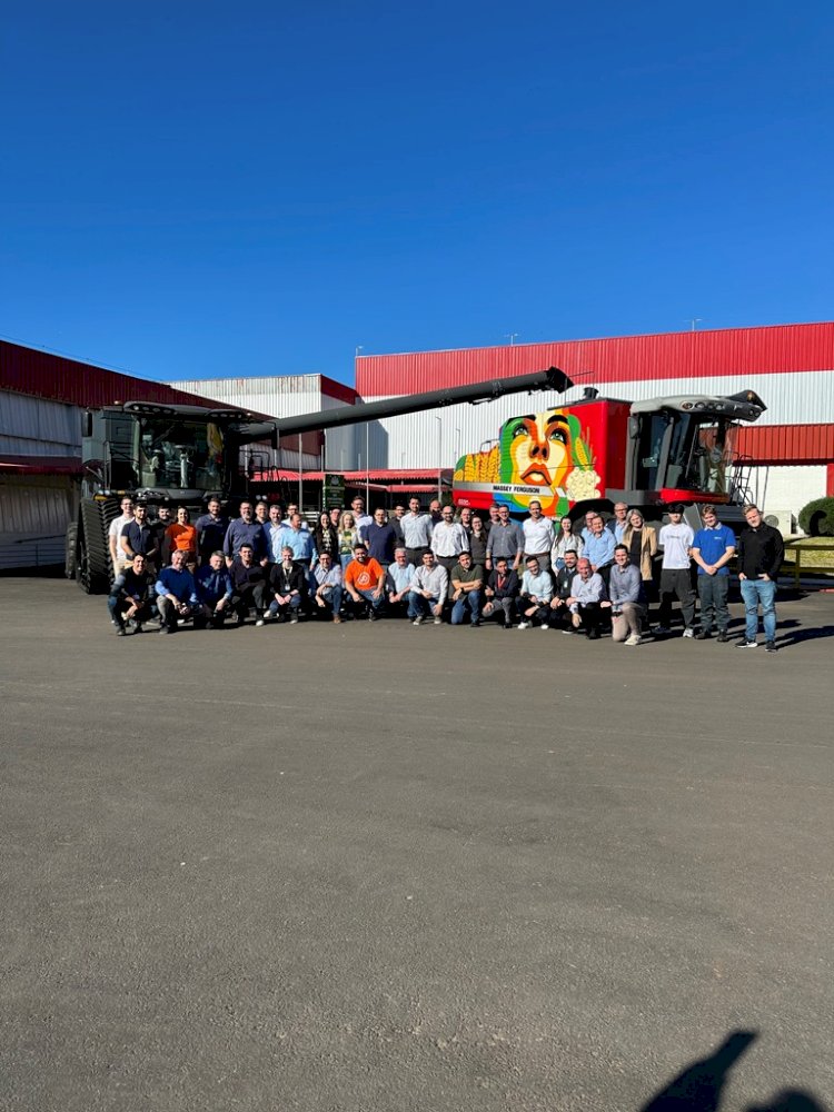 Parceiros da Fenasoja conhecem tecnologia e funcionamento da Unidade da AGCO em Santa Rosa